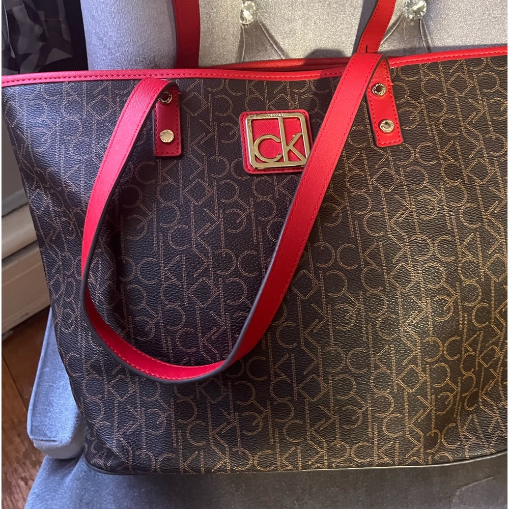 Calvin Klein till missing small gold pull for zipper but still zips